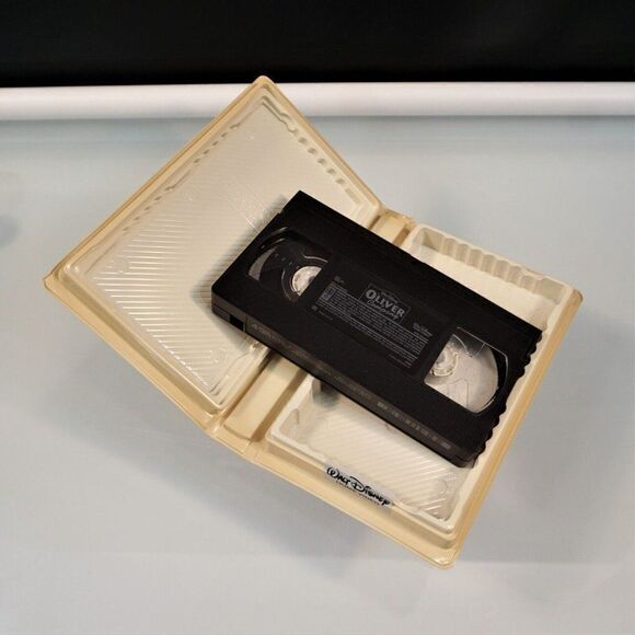 Oliver & Company VHS 1996 Clamshell Disney's Masterpiece Collection - Picture 6 of 6